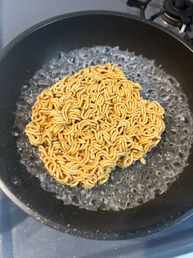 ホンコンやきそば　調理中１