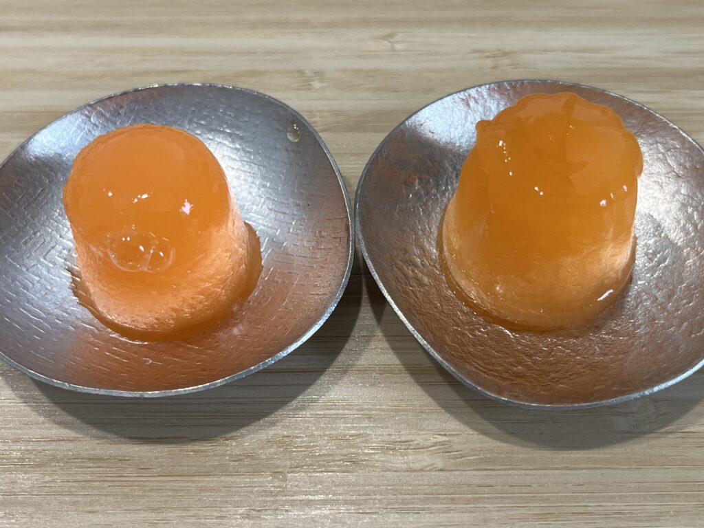 お皿に出したホリと北辰の夕張メロンゼリー