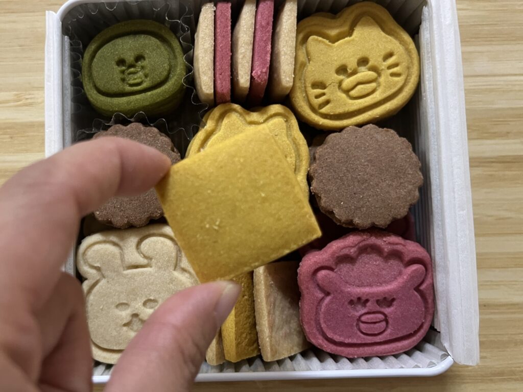 ノラネコぐんだん　クッキー缶　手で持ったところ