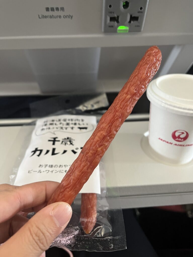 千歳ハム 千歳カルパス 手に持っているところ