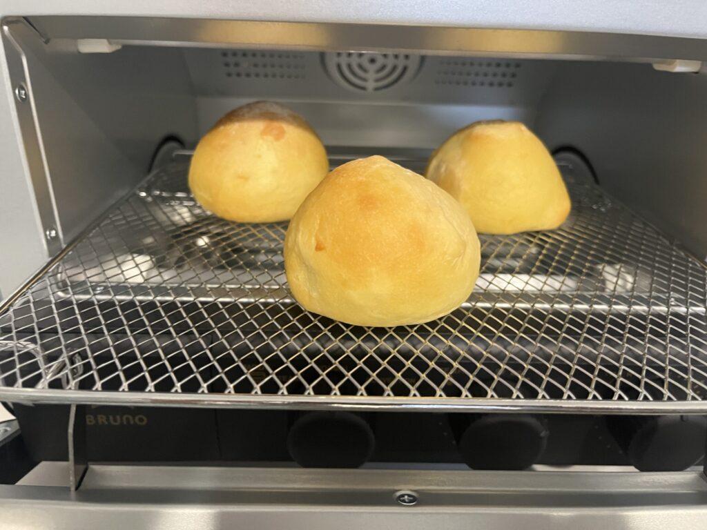 花畑牧場 チーズコーンパン トースターに入れたところ
