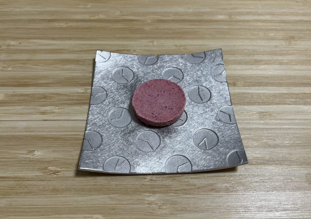 もりもと 生チョコクッキー ハスカップ お皿に乗せた写真