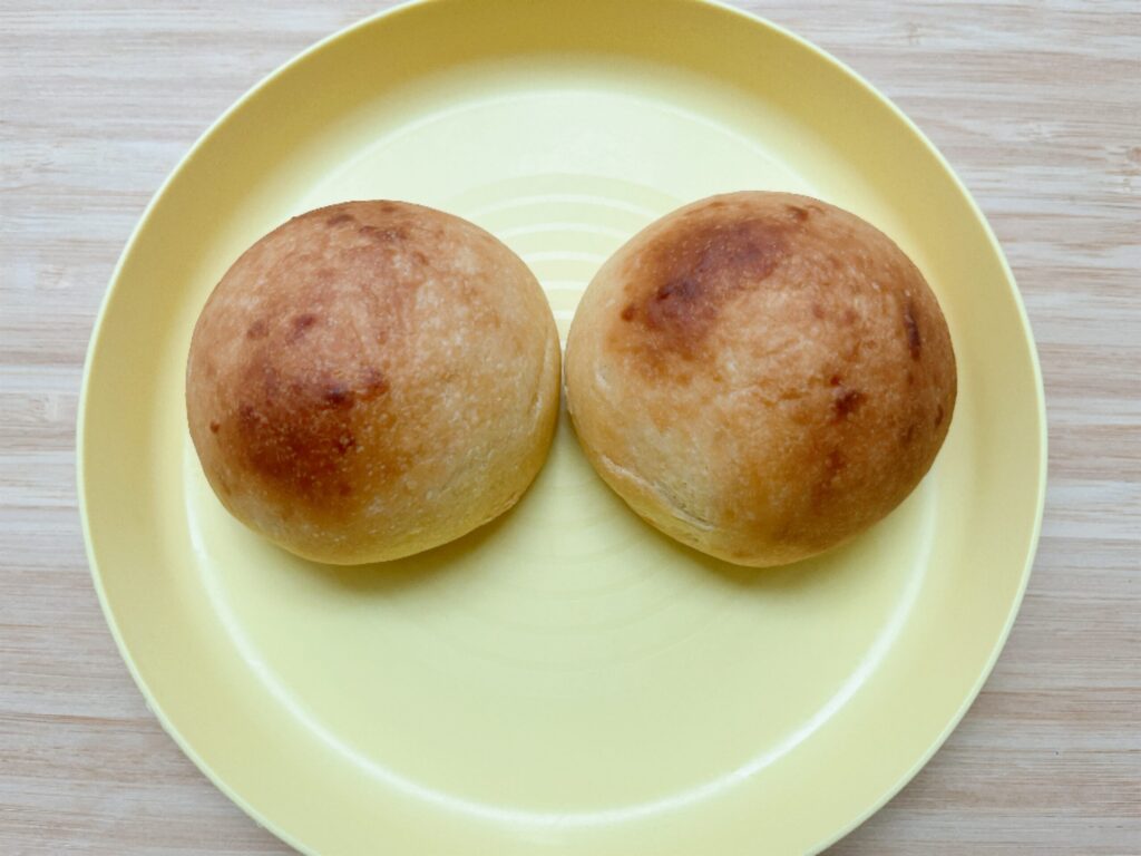 コーンパン お皿に載せているところ