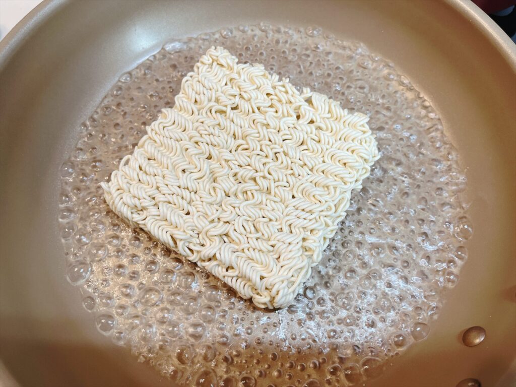 沸騰させたお湯に麺を入れたところ