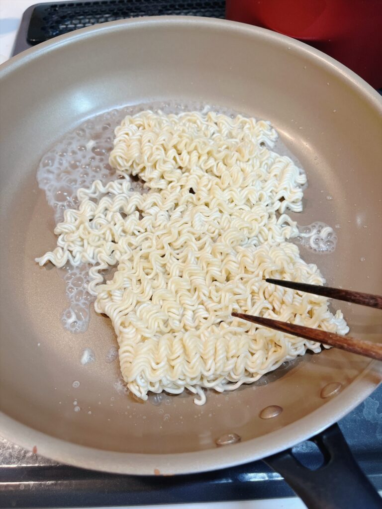 麺をほぐしているところ